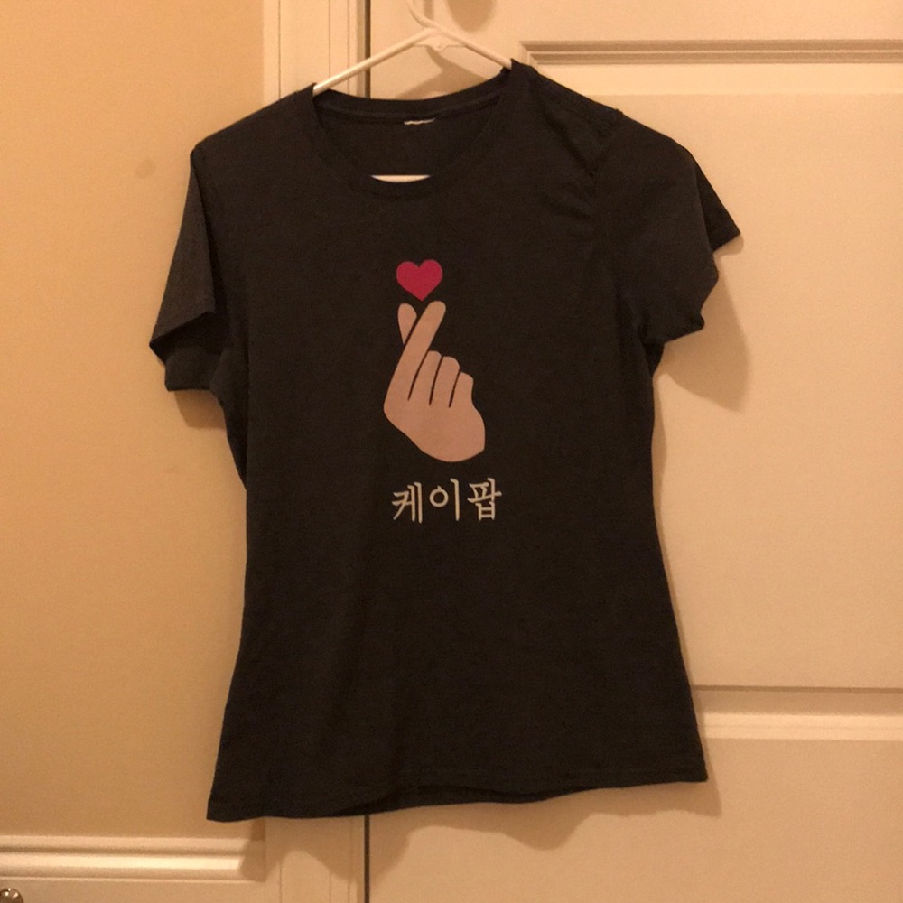 Grey finger heart shirt